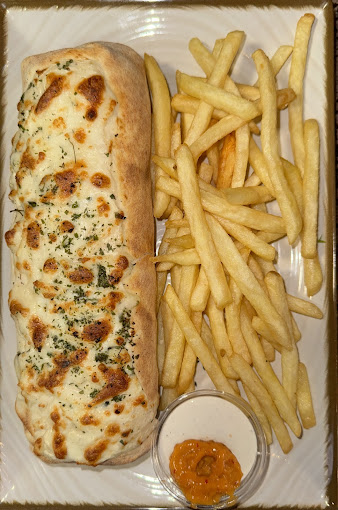 Sandwich avec frites croustillantes et sauces maison