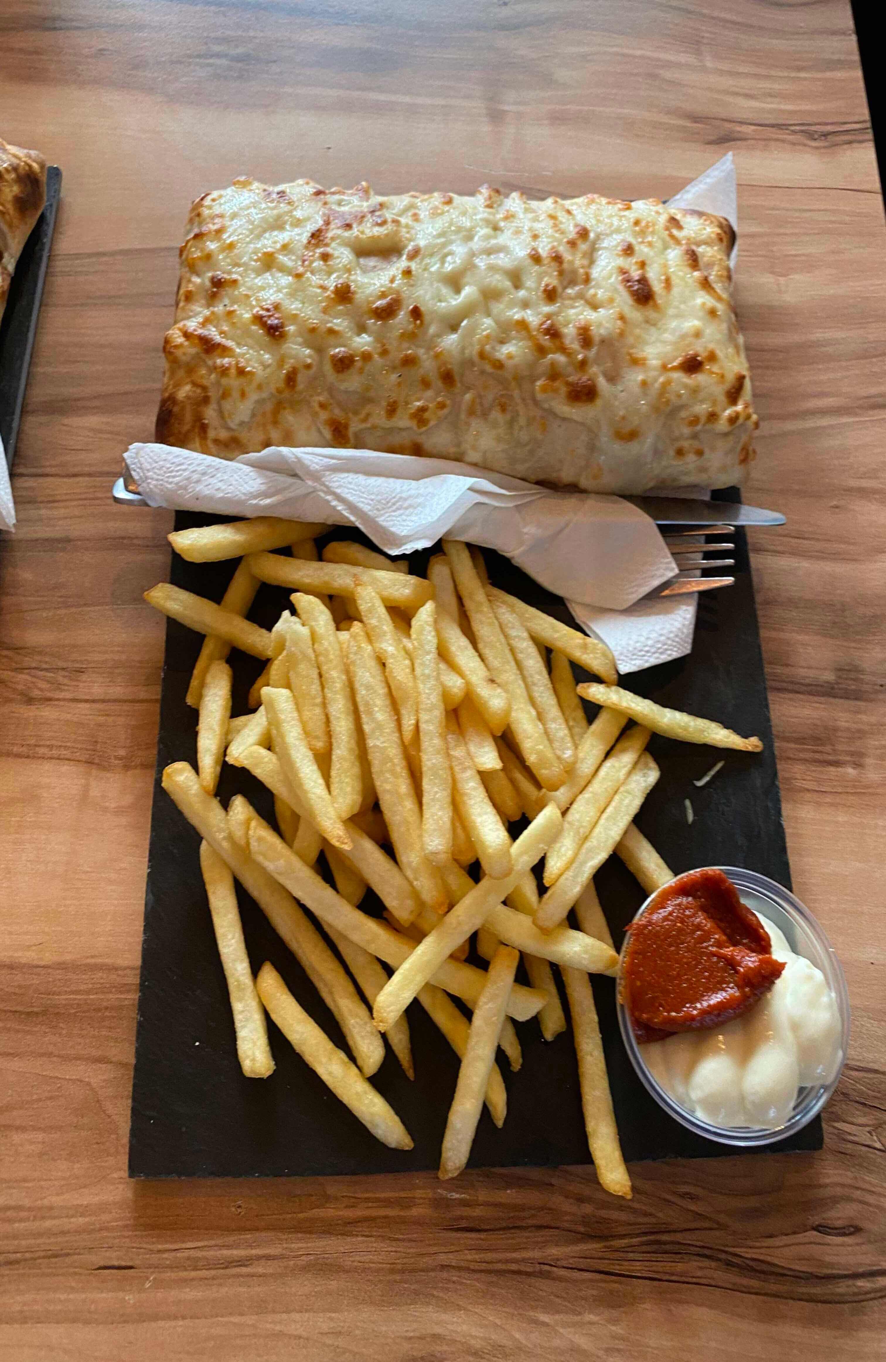 Tacos au poulet avec frites et sauces maison
